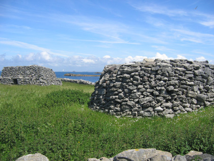 Oratory and Hut from cashel